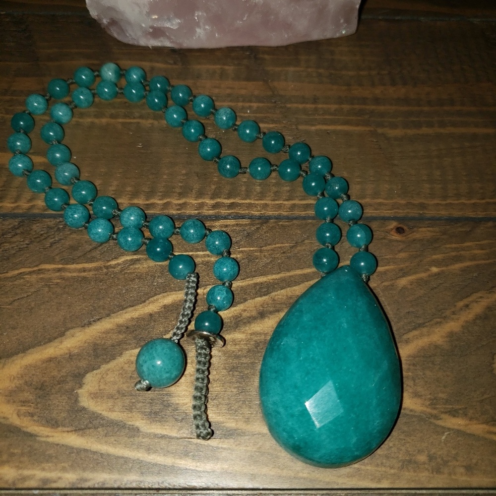 Green stone necklace. - Picture 3 of 4